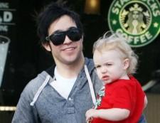 2010__04__Pete_Wentz_April1_main 225×173.jpg