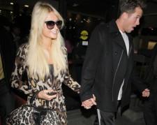 2009__10__full_paris_hilton_doug_09_wenn5368066 225×179.jpg