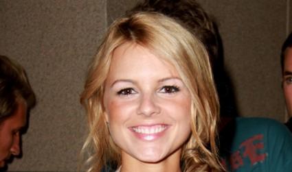 2010__07__Ali_Fedotowsky_July21news1 425×600.jpg