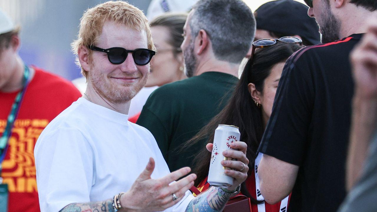 Photo of Sheeran struggled through two apologies at his first show since the Macklemore controversy.