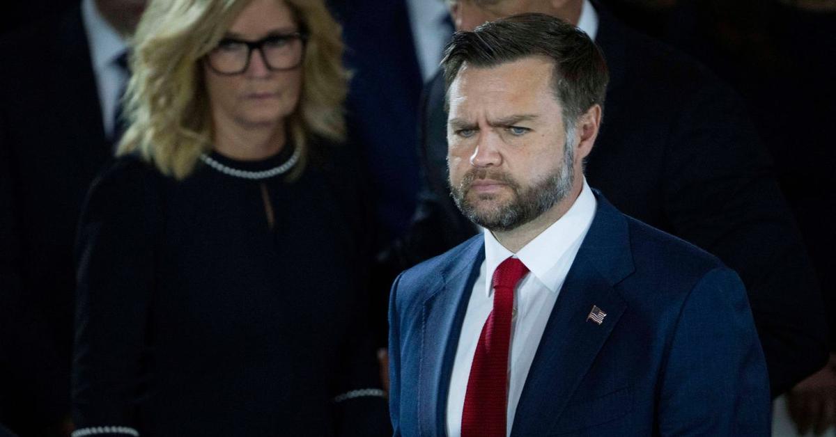 'Incompetent' J.D. Vance Mocked by Critics for 'Ruining' Camp David Photo: 'He Can't Do a Single Thing Correctly'