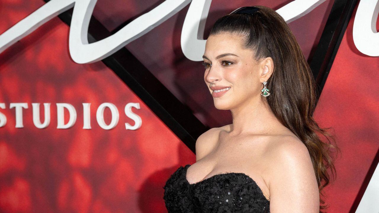 Photo of Anne Hathaway.