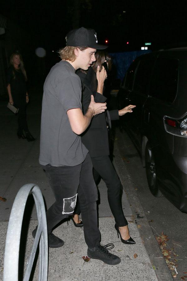 brooklyn beckham helping mom victoria beckham to car