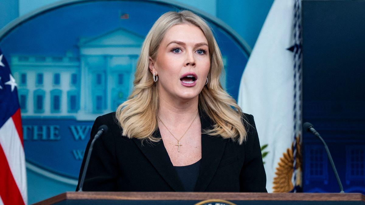 image of Karoline Leavitt defended Donal Trump’s mistake.