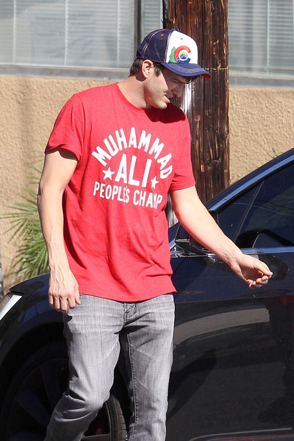 Mila kunis baby bump ashton kutchet wyatt kutcher 03