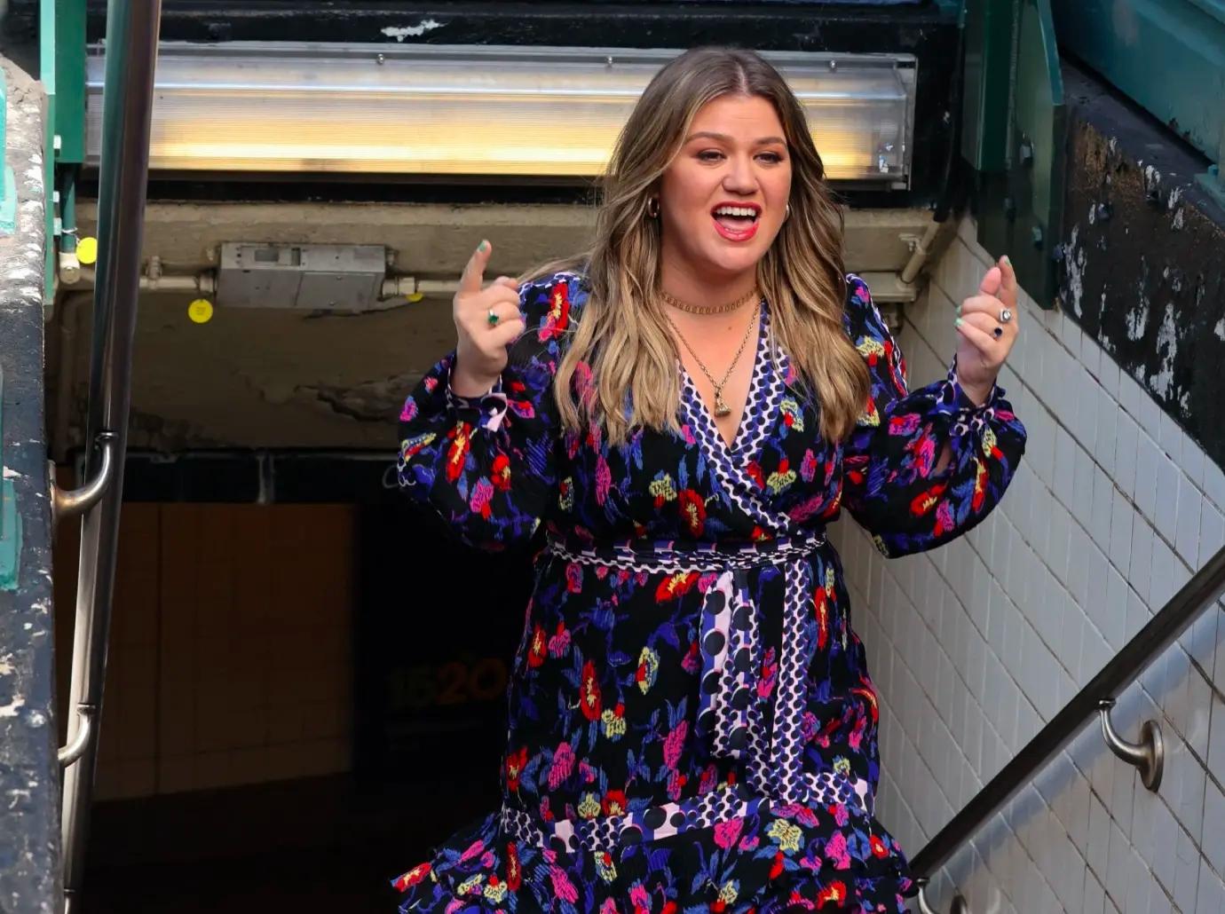 kelly clarkson depressed move new york city divorce