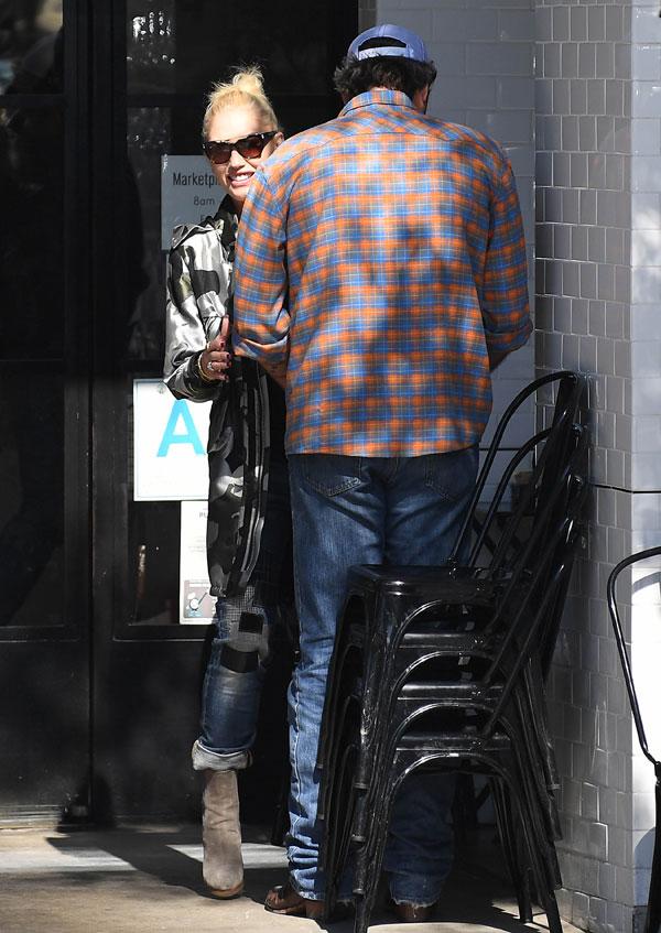 Gwen Stefani & Blake Shelton Make Out Behind A Restaurant