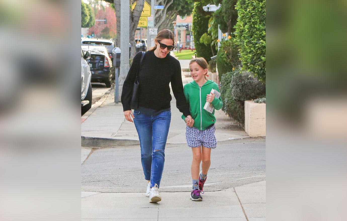 Jennifer garner outing daughter