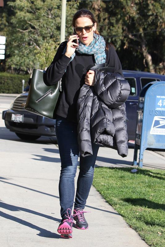 Jennifer Garner gets cold while running errands