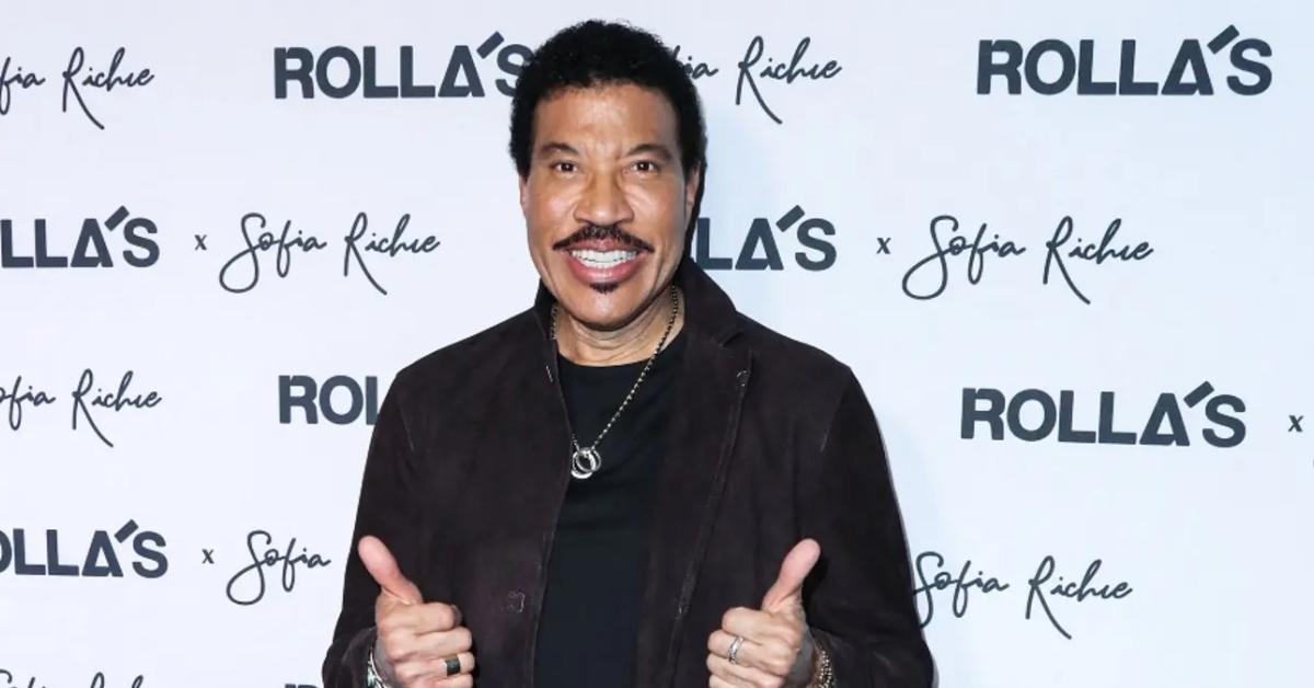 Photo of Lionel Richie revealed Michael Jackson would wear dirty clothes for days.