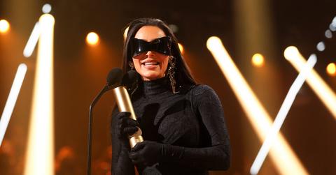 kim kardashian accepts fashion icon award peoples choice awards