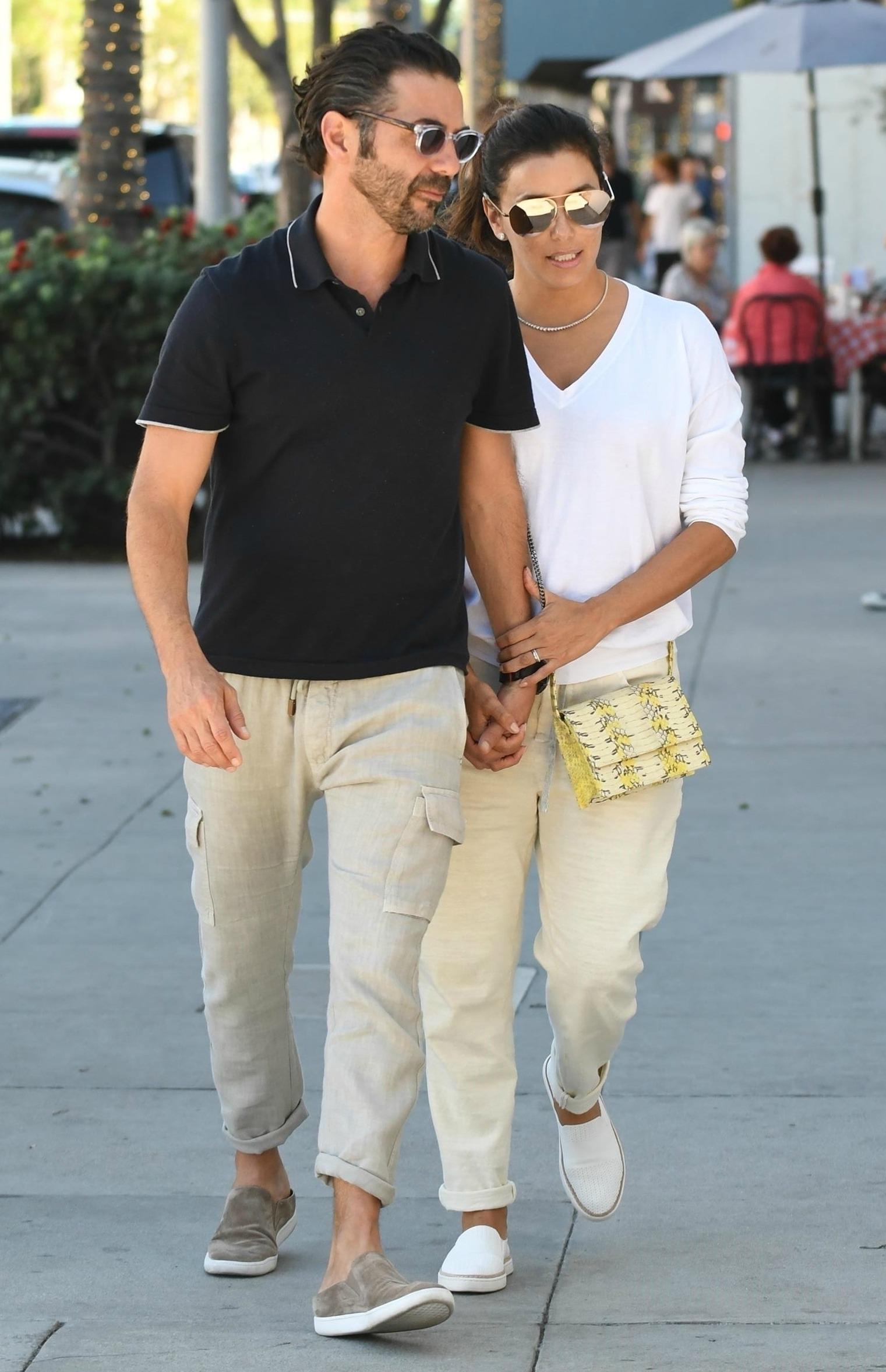 Eva Longoria Husband Hides Stomach Pregnancy Rumors Pics 02