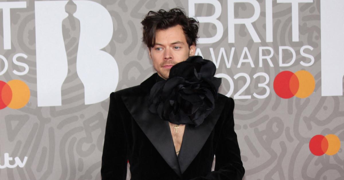 harry styles make out mystery woman kiss glastonbury festival video