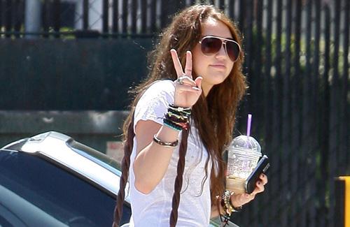 2009__08__fp_3506395_cyrus_miley_riv_082909.jpg