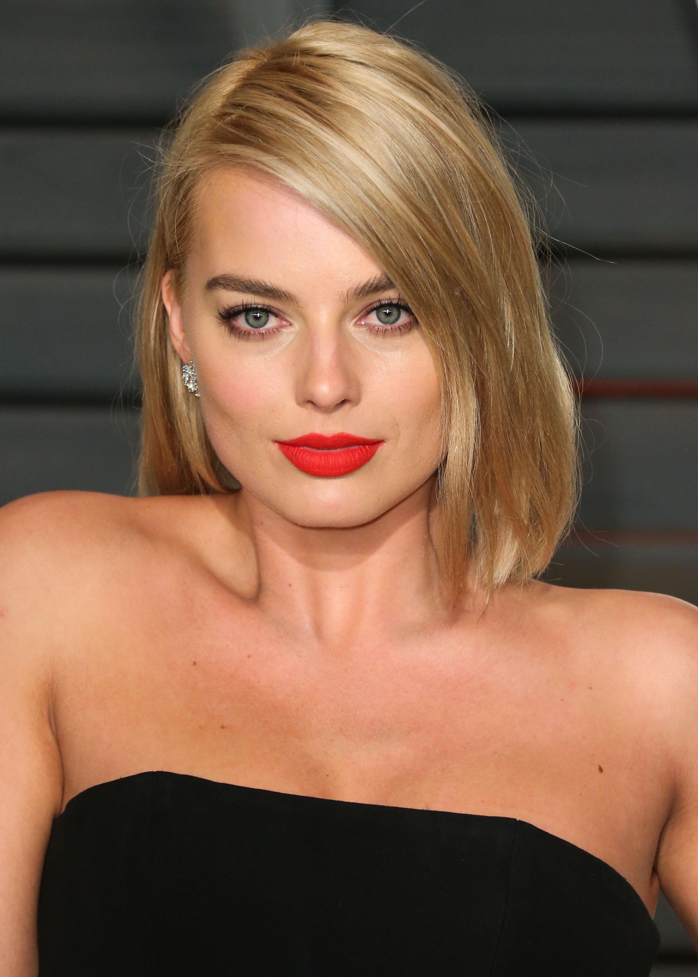 Margot Robbie arrives at the 2015 Vanity Fair Oscar Party