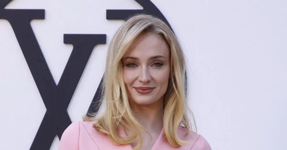 Photo of Sophie Turner said she thinks she's 'bottom' after a fan tweeted at her, 'Sophie Turner can top me.'