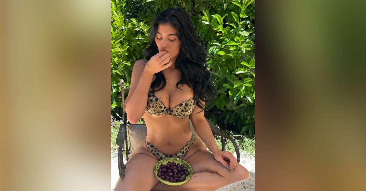 bikini kylie jenner curves photos