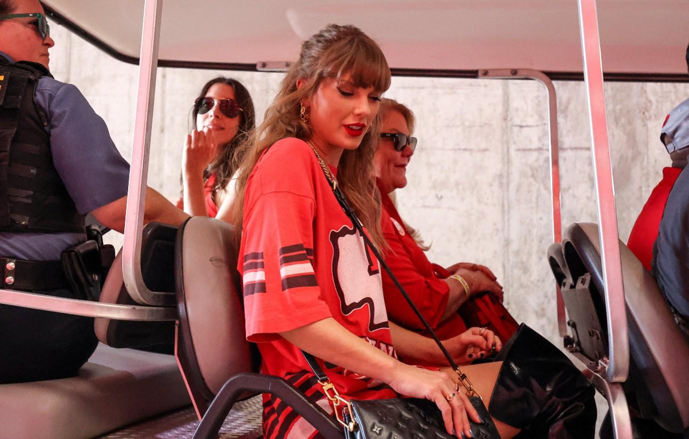 travis kelce looks downcast girlfriend taylor swift skips kansas city chifs game