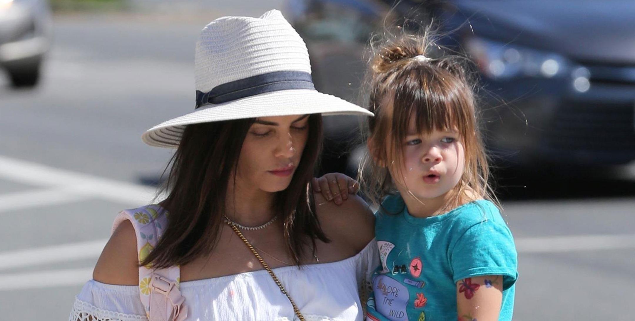 [PICS] Jenna Dewan-Tatum Visits Farmers Market With Daughter Everly