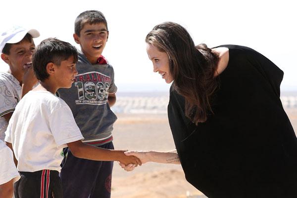 angelina jolie visits syrian refugees