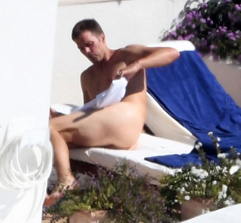 *PREMIUM EXCLUSIVE* Tom Brady gets a little CHEEKY while on vacation with Gisele B√ºndchen