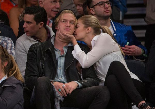 Cody simpson gigi hadid knicks game pda 06