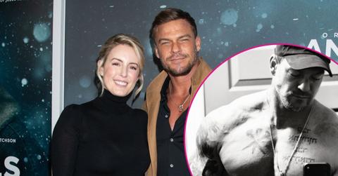 Photo of Alan Ritchson poses shirtless post-divorce.