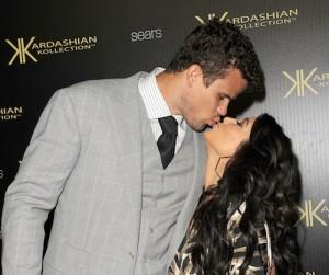 2011__08__Kim_Kardashian_August221 300×295.jpg