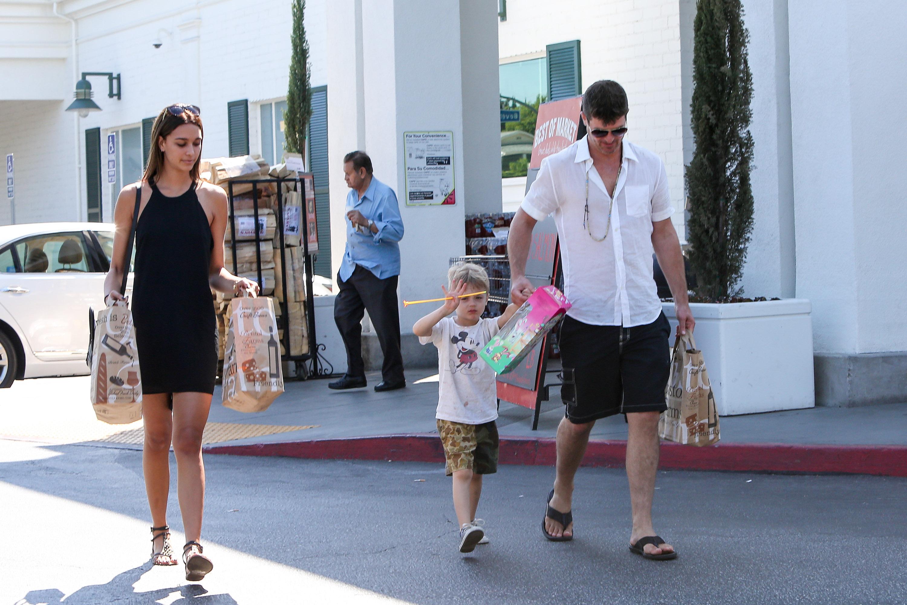 INF &#8211; Robin Thicke &amp; His Girlfriend Take His Son Grocery Shopping