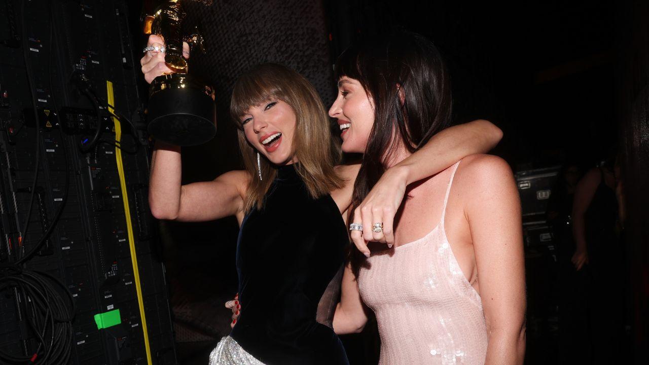 Photo of Taylor Swift and Dakota Johnson hung out at the VMAs.