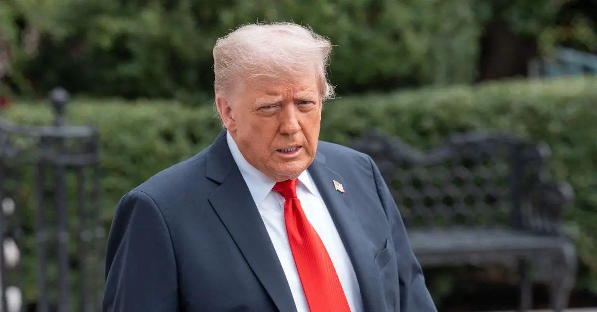 Photo of Critics shared their opinion about Donald Trump accidentally reading the note.