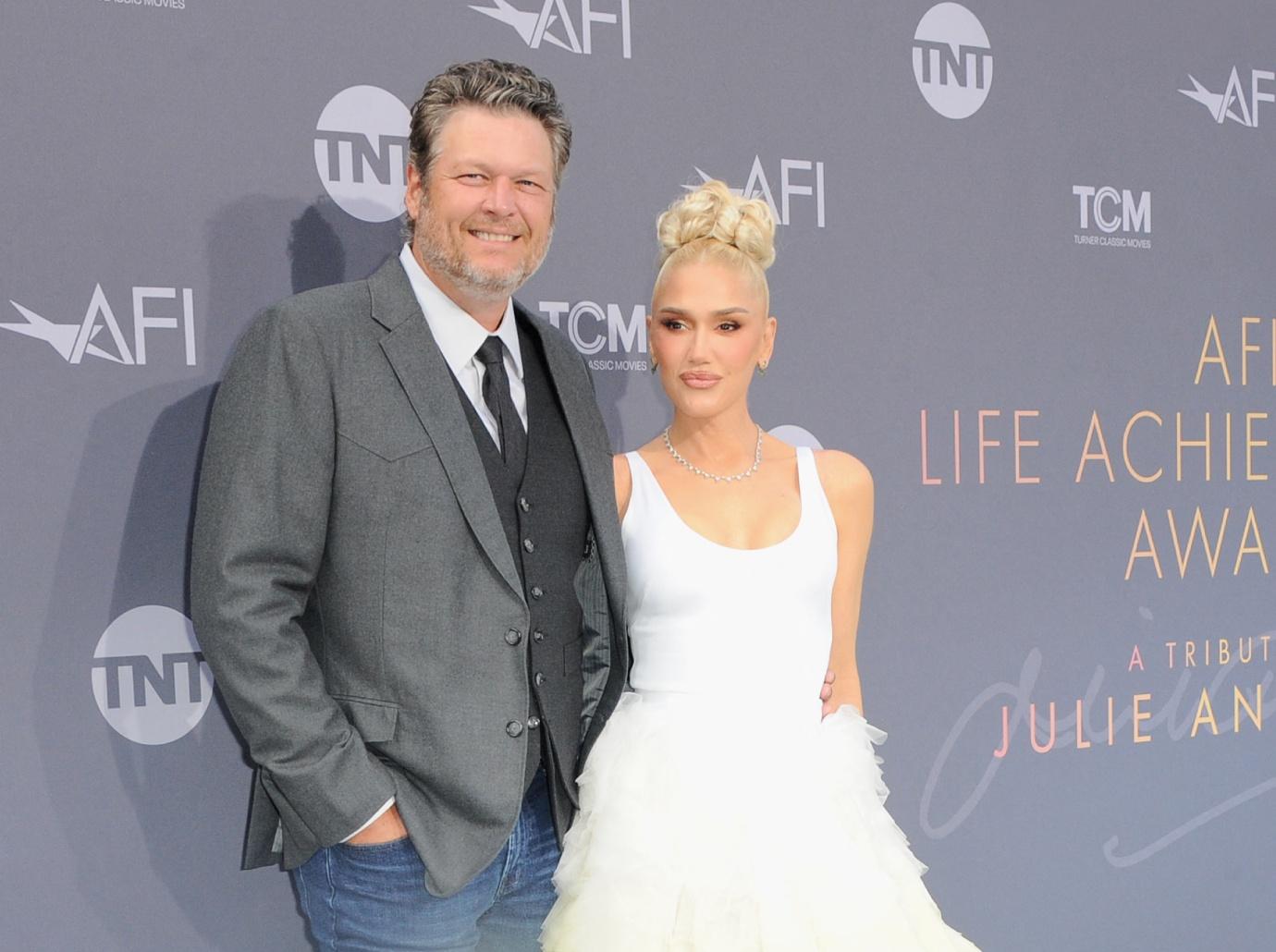 gwen stefani didnt see blake shelton romance coming amazing gift