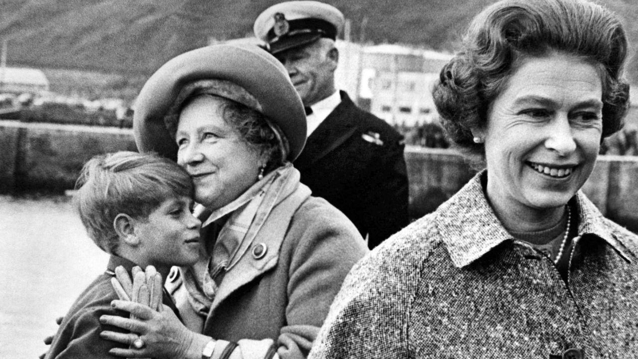 image of royal family