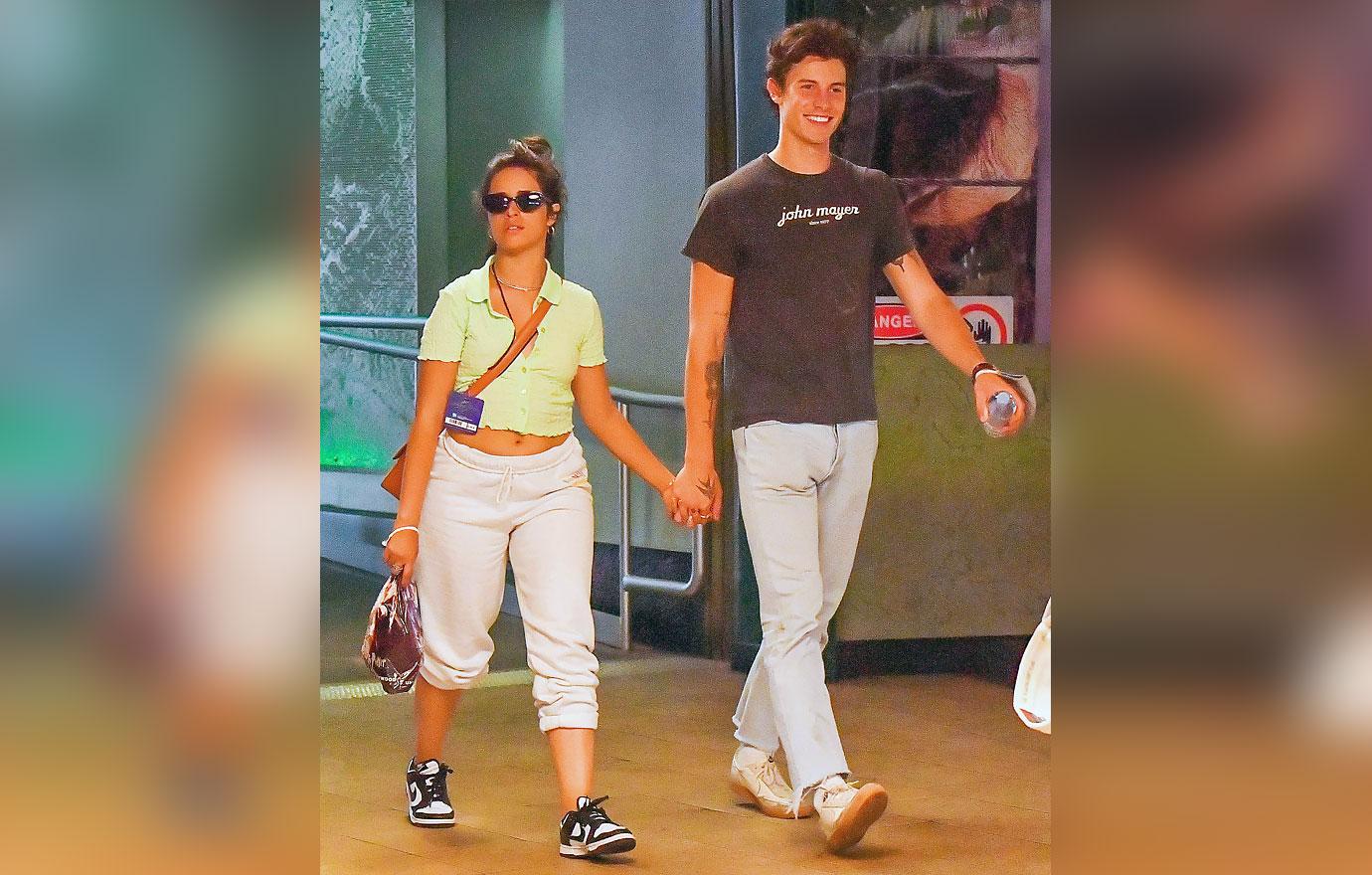 shawn mendes camila cabello holding hands universal studios hollywood