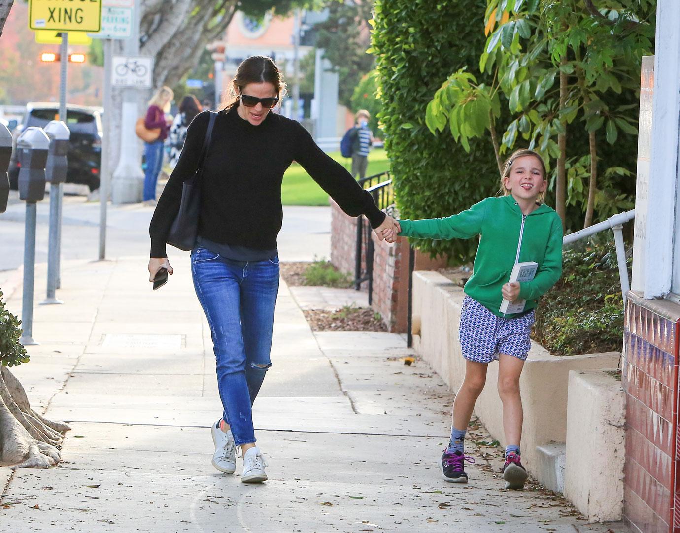 Jennifer garner outing daughter