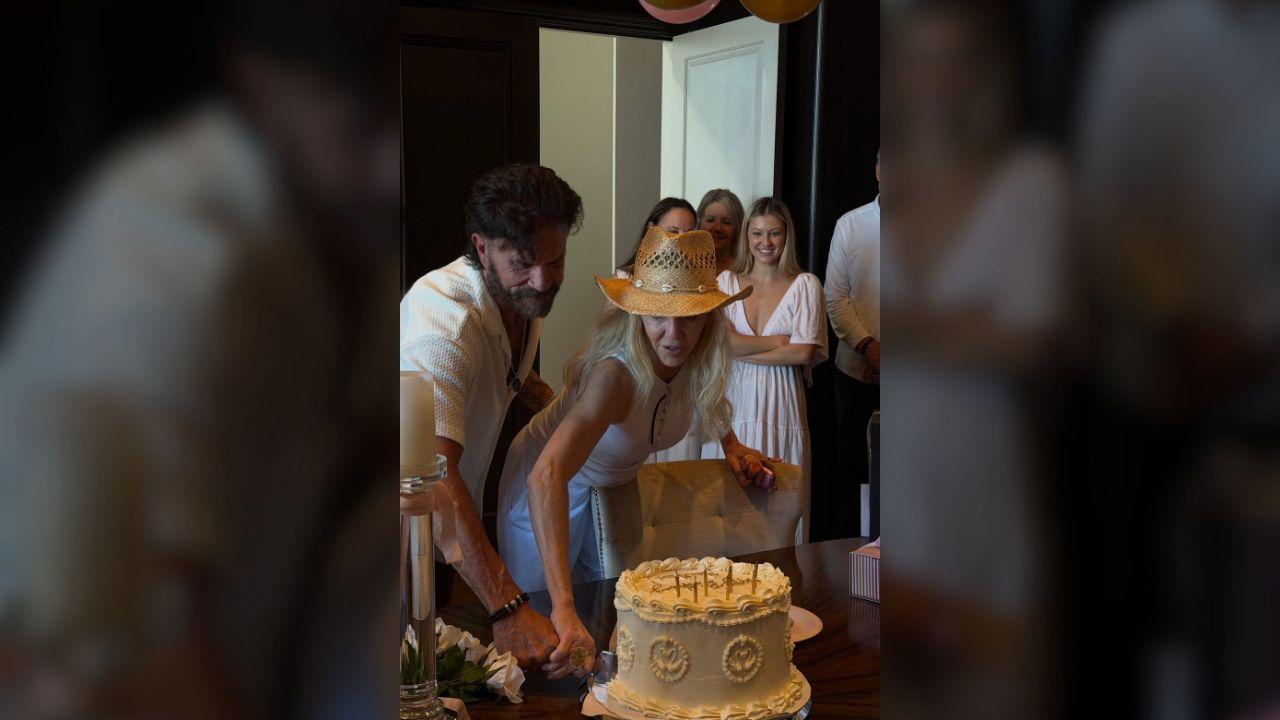 Image of Lorenzo Lamas helped Heather Locklear cut her birthday cake during the birthday celebration.