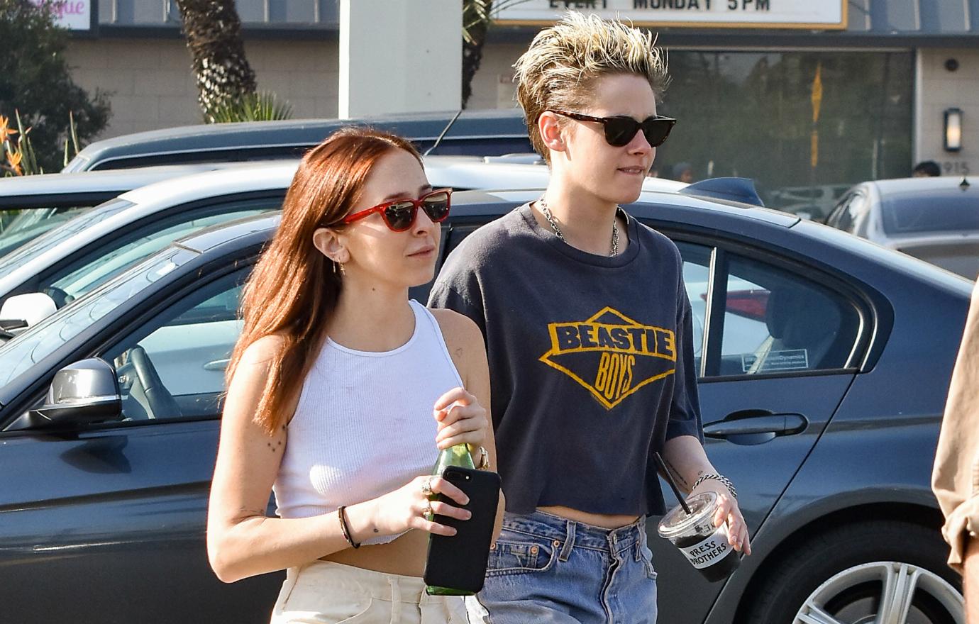 Kristen Stewart dating Sara Dinkin is something that finds both women quite happy.