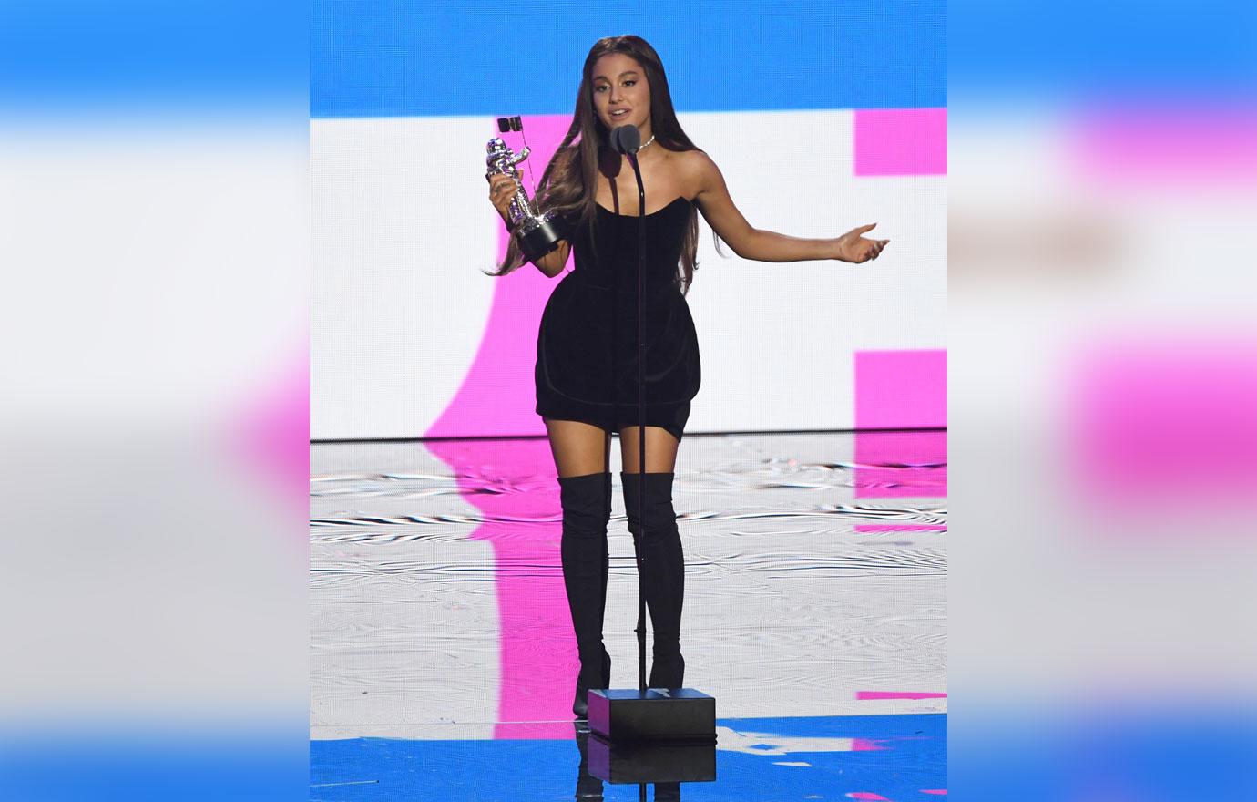 Ariana onstage vmas