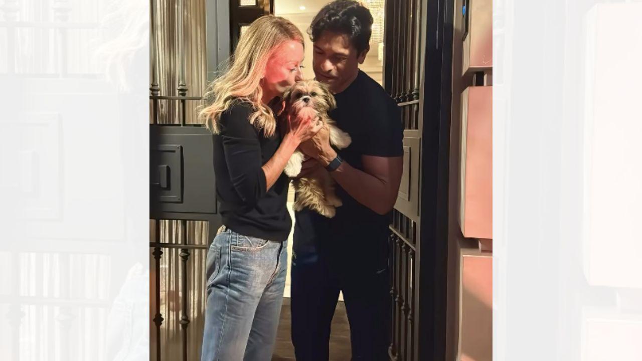 Image of Kelly Ripa and Mark Consuelos posed for the snap outside of their home.