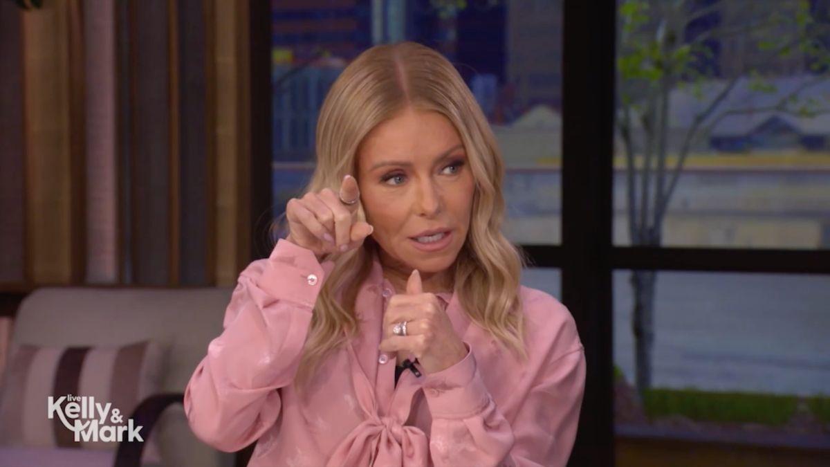 Image of Kelly Ripa said seeing herself 'soaking wet' is 'frightening.'