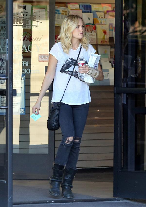 Exclusive&#8230; Malin Akerman Leaving The Doctor&#8217;s Office With An Arm Brace