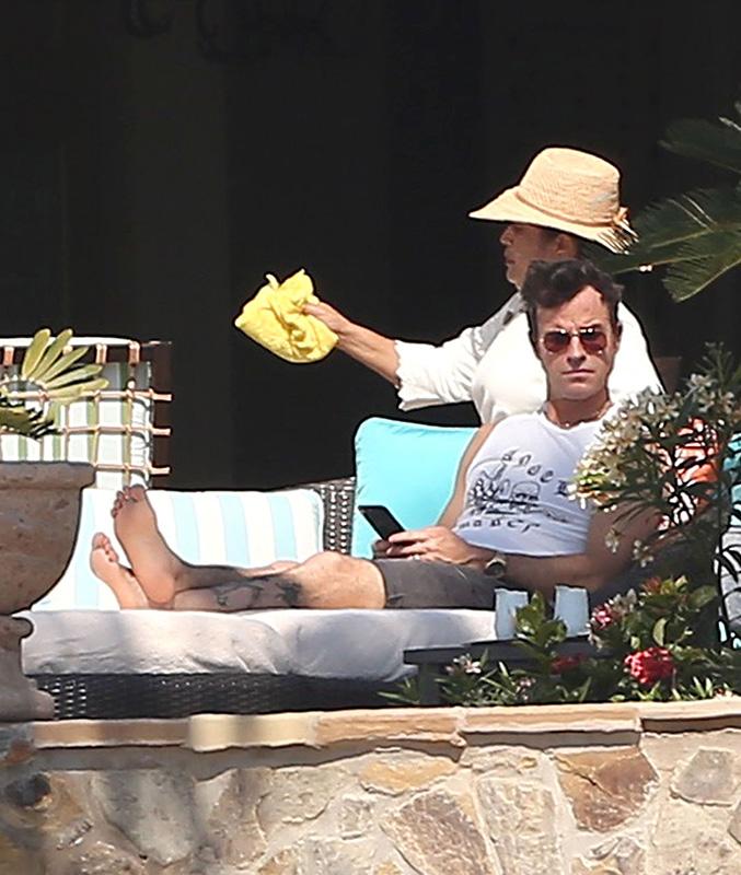 Exclusive&#8230; Jennifer Aniston And Friends Lounge Poolside In Los Cabos