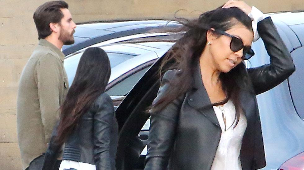 Kourtney kardashian scott disick hold hands