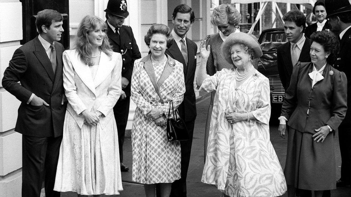 image of royal family