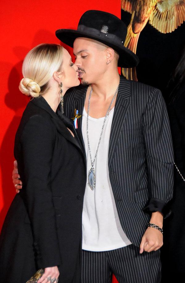 Ashlee simpson kisses cuddles evan ross