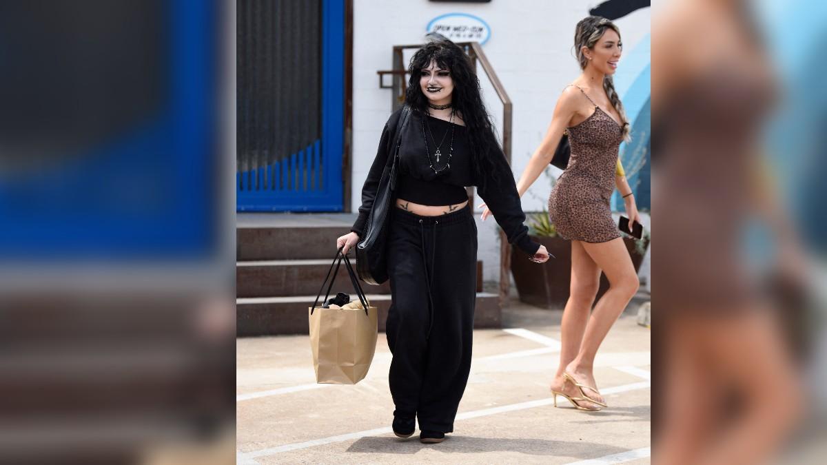 Photo of Sophie Abraham wore all-black for the casual shopping day. 