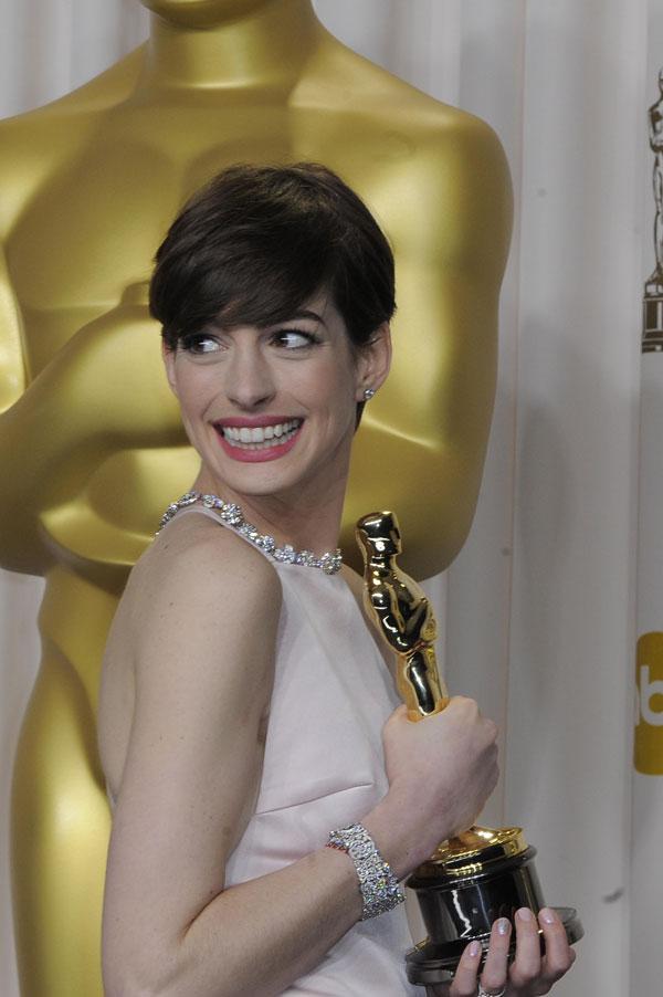 Anne hathaway using baby for oscar 00