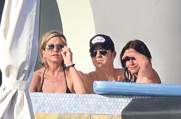 Jennifer Aniston, Justin Theroux, Howard Stern and Courteney Cox soaked up the sunshine in Los Cabos, Mexico