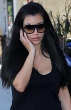 2009__07__fp_3327497_kardashian_kim_moe_072709 145&#215;225.jpg