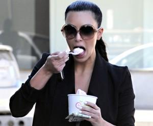 2010__08__Kim_Kardashian_Aug4_MAIN 300×247.jpg